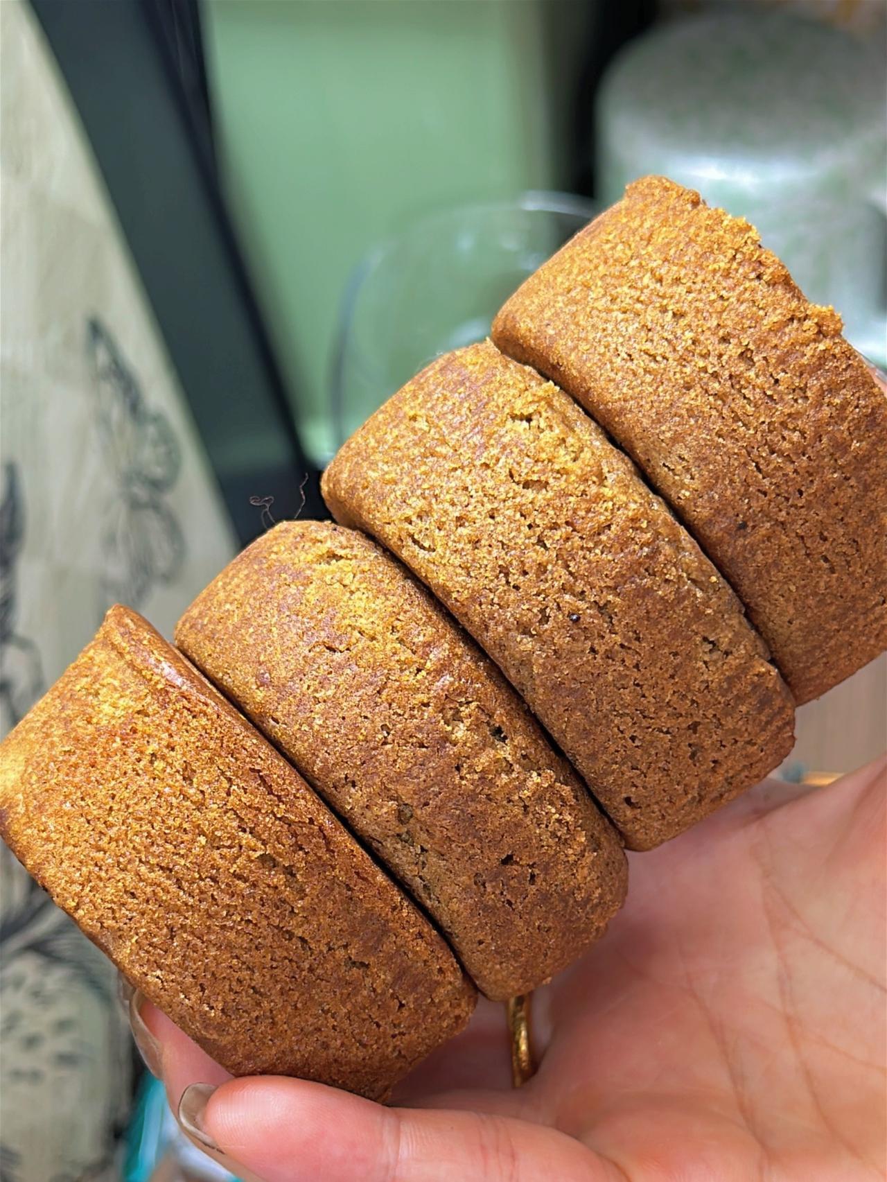 松软不干巴，还不齁甜，湿润绵软，还是无蔗糖全麦的，咬下去还有沙沙的声音蛋月烧