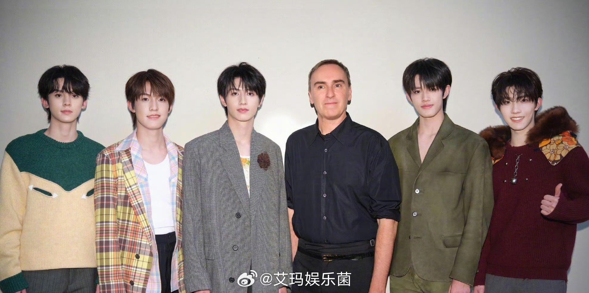 登陆少年也是好起来了，与Prada两位创意总监合照 ​​​