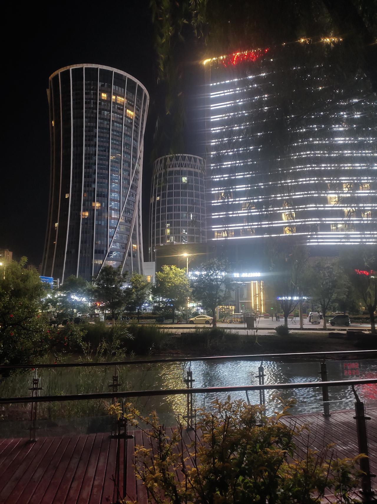 夜幕下的现代都市，灯火辉煌，高楼林立，繁华尽显。🌃🌳