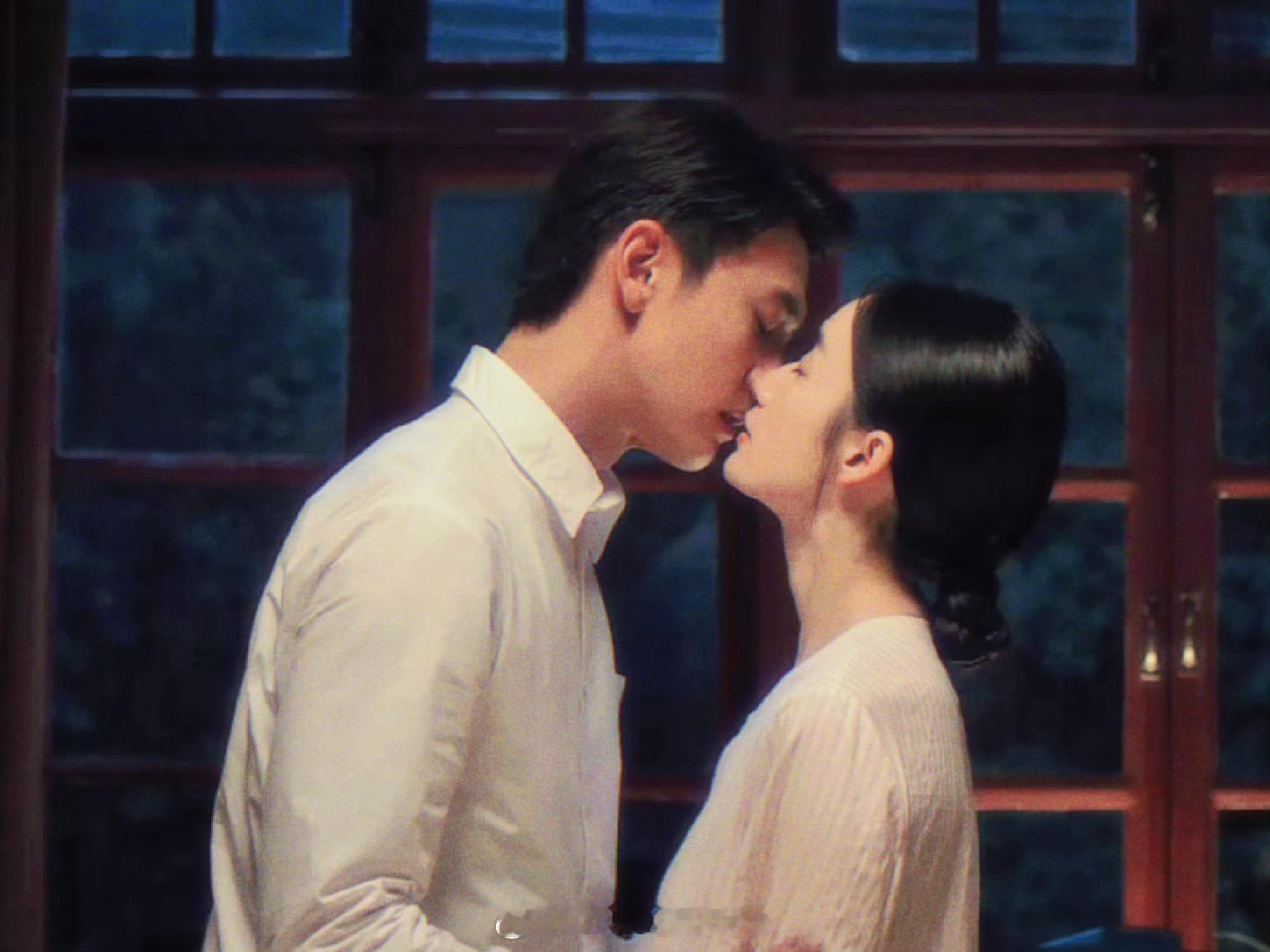 郭晓婷王天辰吻戏性张力郭晓婷与王天辰在年代剧《纯真年代的爱情》中饰演的副CP“方