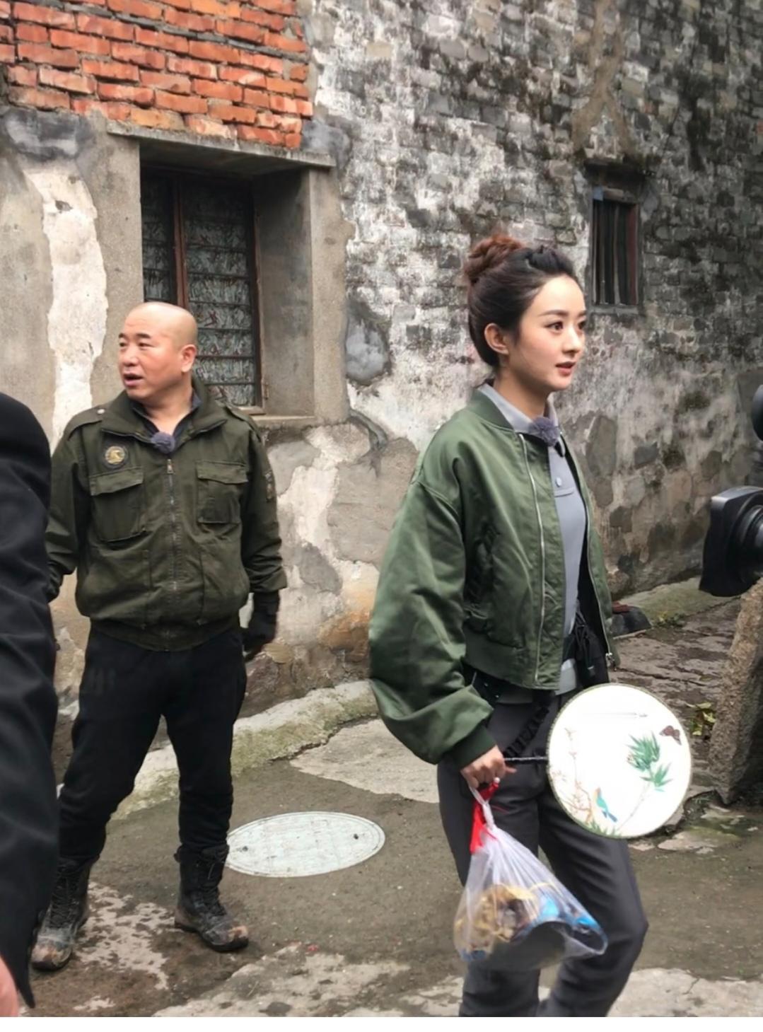 赵丽颖，这墨绿色的夹克好看又显脸白。