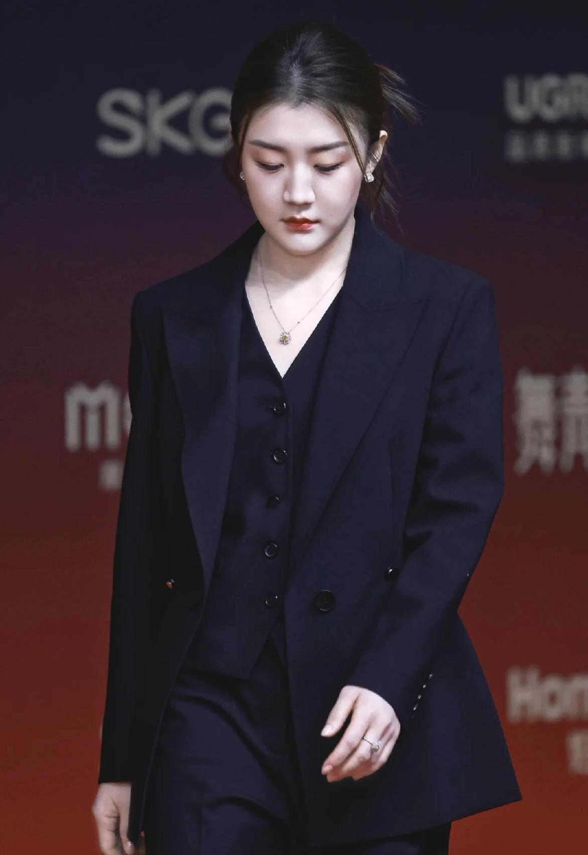 谁敢信这是平时穿着运动服在球台前厮杀的陈梦？
这一身黑西装往那一站，不知道的还以