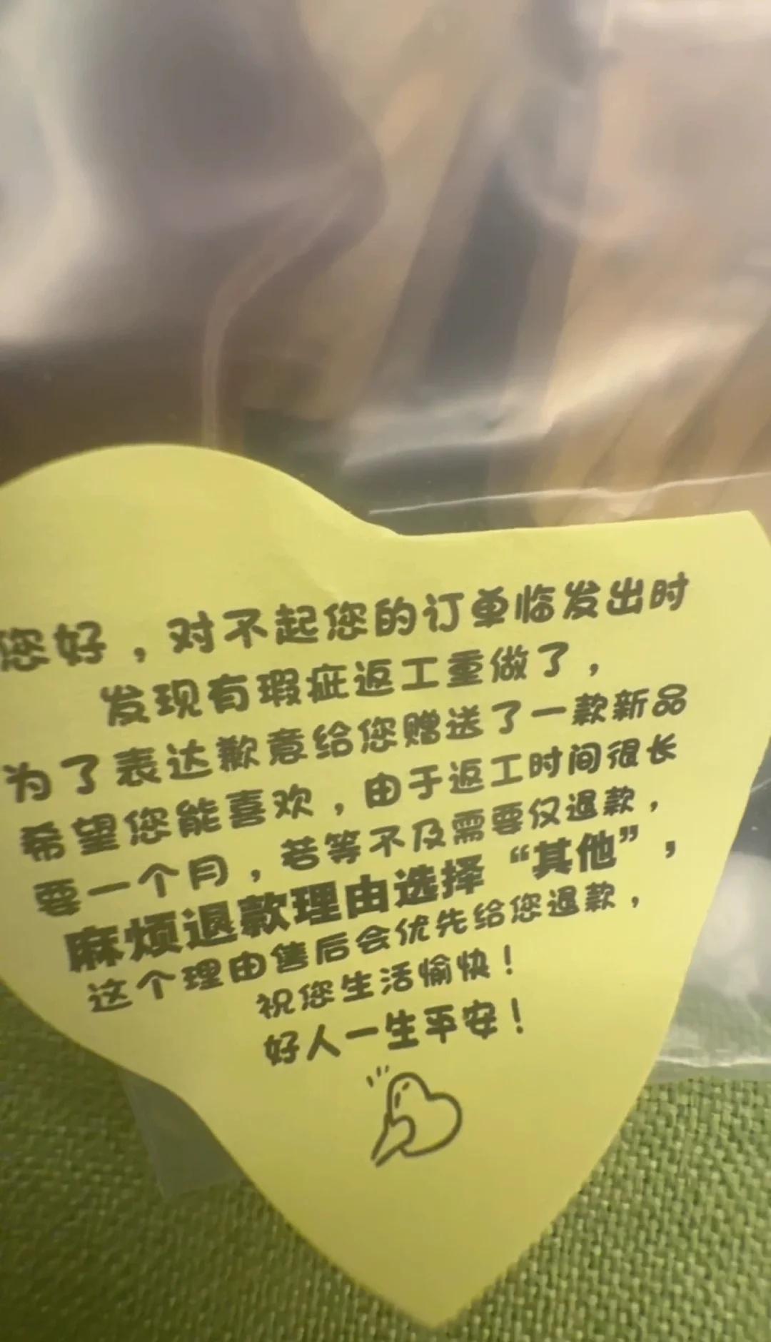 遇到的骗子买家，已报警
这个买家给我发了一张照片说仓库没有发货，我看她淘宝等级挺