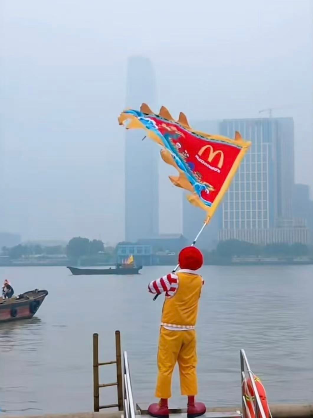哈哈哈哈！果然是全中国最多金拱门的地方！就连叔叔都去助阵龙舟了[doge] ​​