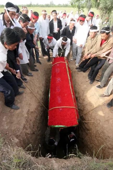 我不知道自己是病了？还是活得更通透了？

忽然感觉追求一生的幸福都变得暗淡无光，