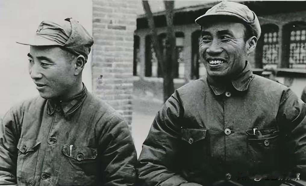 画面右侧开怀大笑的是朱德元帅，左侧为王震将军，拍摄于延安革命时期。
两人身着朴素