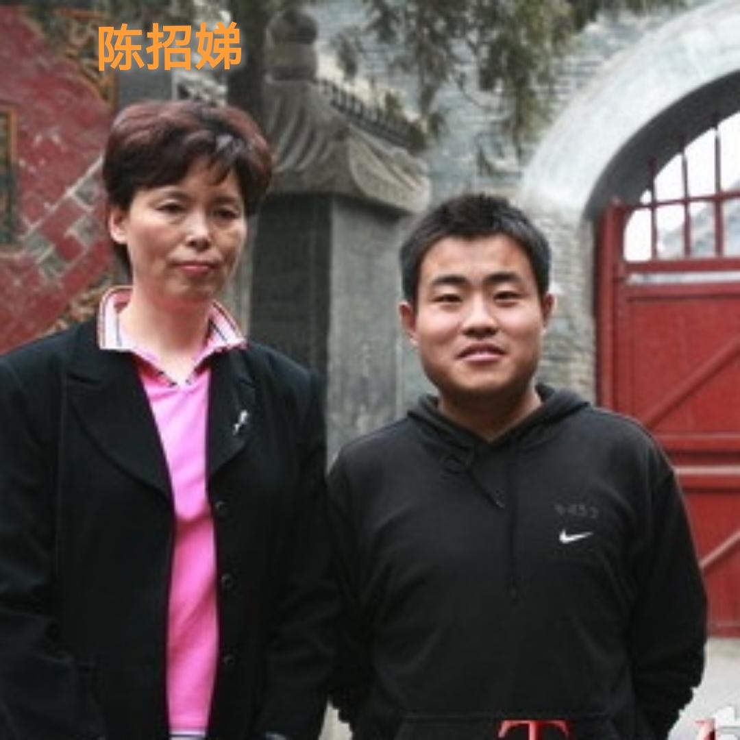 陈招娣和友人，一张罕见的合影，照片拍摄于2008年，地点是河南安阳汤阴县的岳飞庙