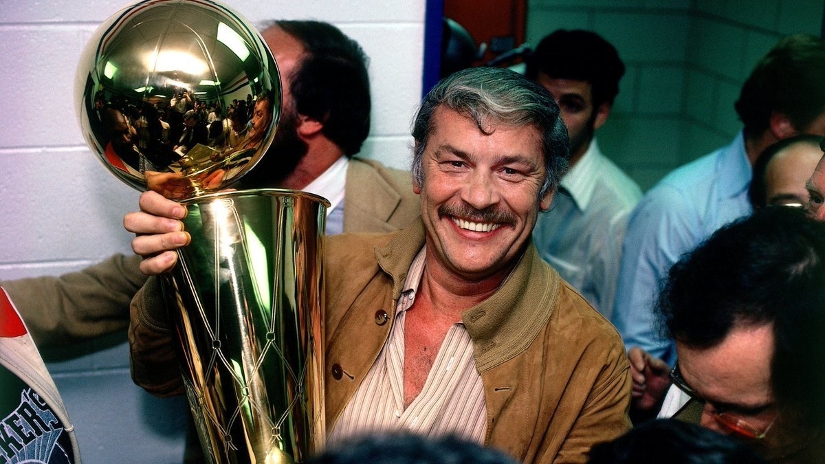 NBA 巴斯家族与洛杉矶湖人队的漫长故事即将落下帷幕。杰里·巴斯于1979年收购
