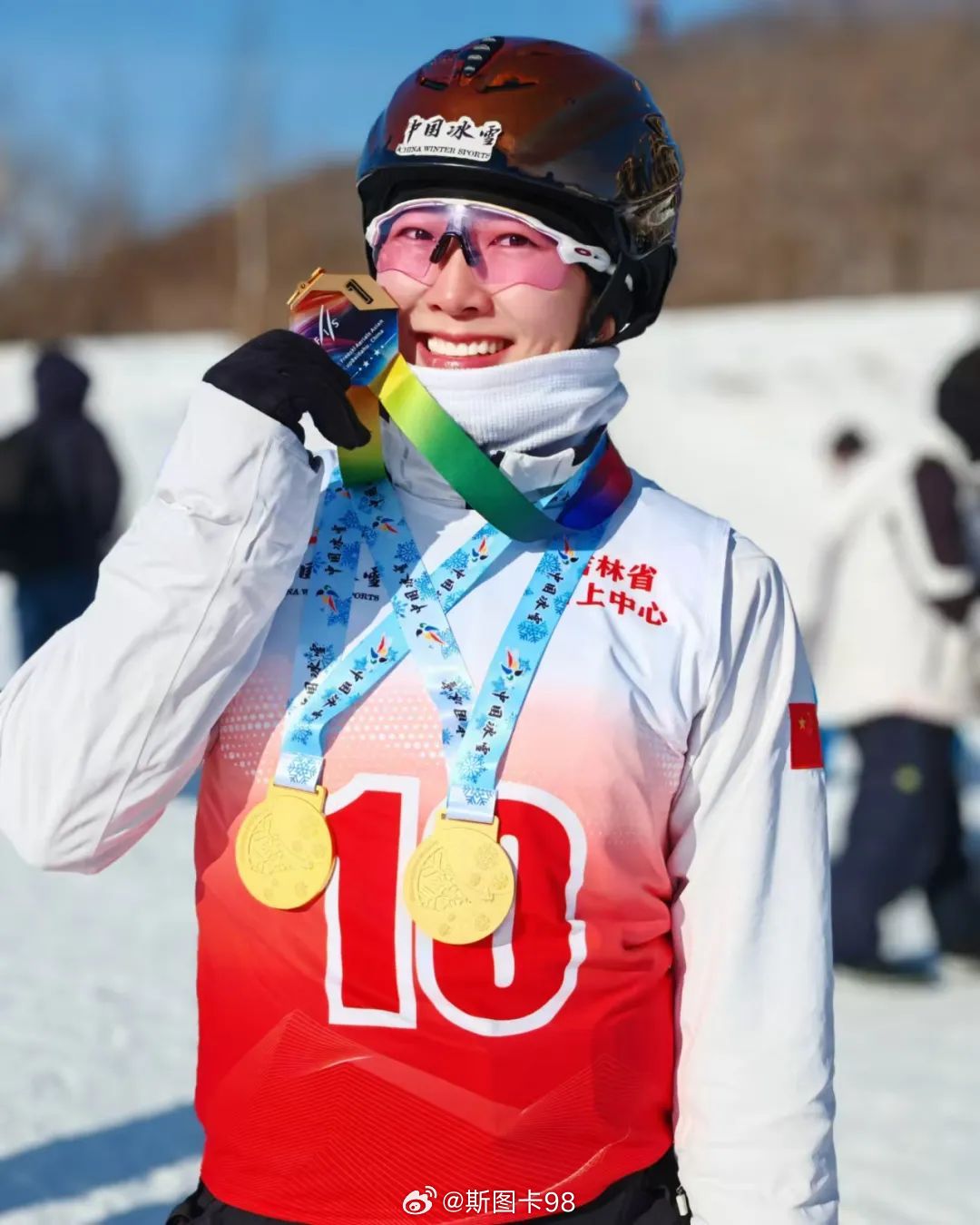 徐梦桃逛AWE被扫地机圈粉了3月13日，冬奥冠军徐梦桃现身上海AWE2026展会