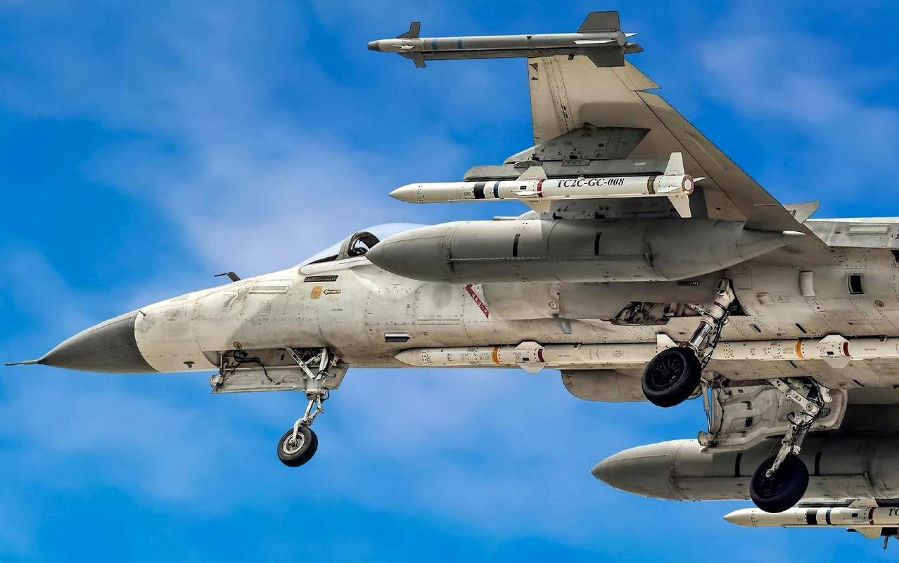 战机欣赏：分享一组IDF“经国号”战斗机照片。采用斜下方的角度进行拍摄，展现了机