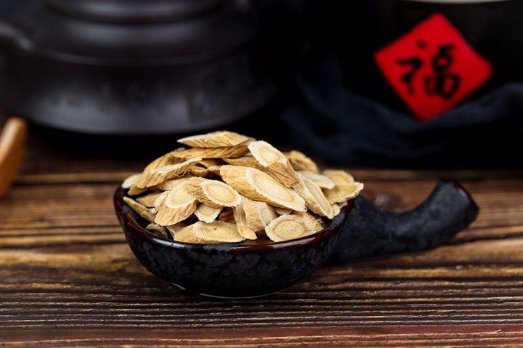 黄芪再次成为关注对象！医生发现：喝黄芪水时，千万多留意这几点

黄芪这味药材，泡