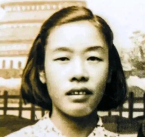 1949年，渣滓洞大屠杀中，盛国玉在枪响前倒地装死，不久，几个特务进来补枪，还用