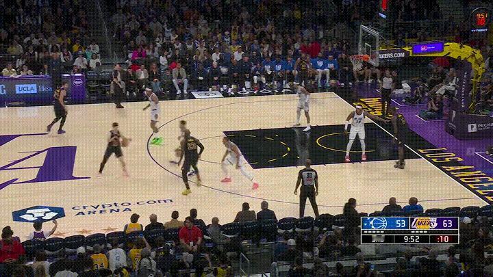 湖人超级球星里弗斯终于苏醒了！在今天进行的湖人和魔术的比赛中，当时比赛进行到了第