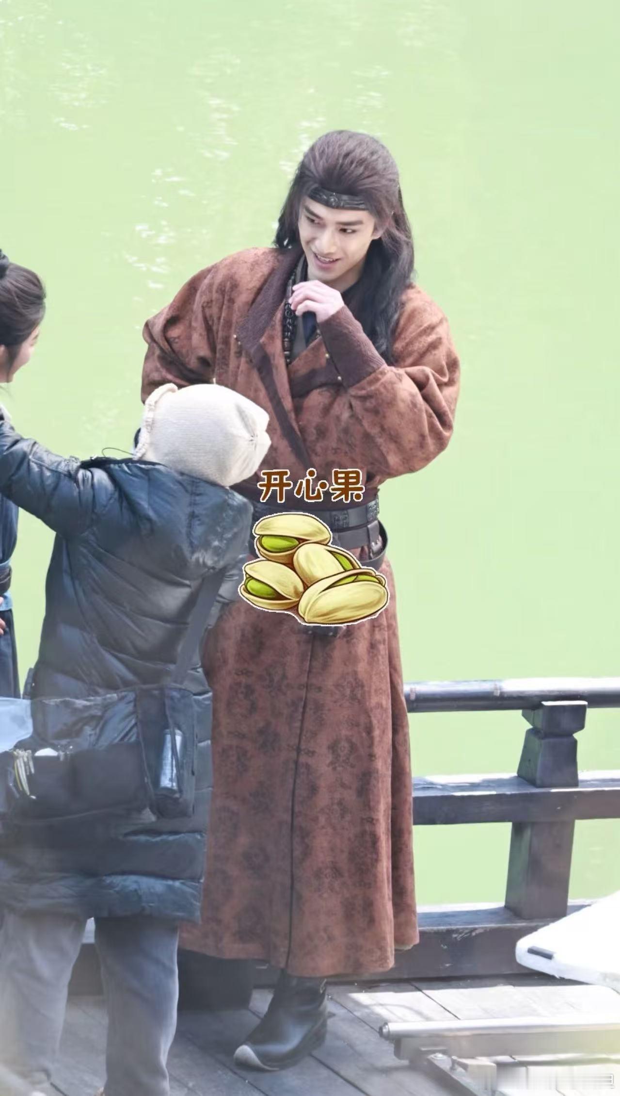 黄杨钿甜张康乐训鹰路透刷到这路透直接心动！黄杨钿甜眼神里满是对训鹰的好奇与热爱，