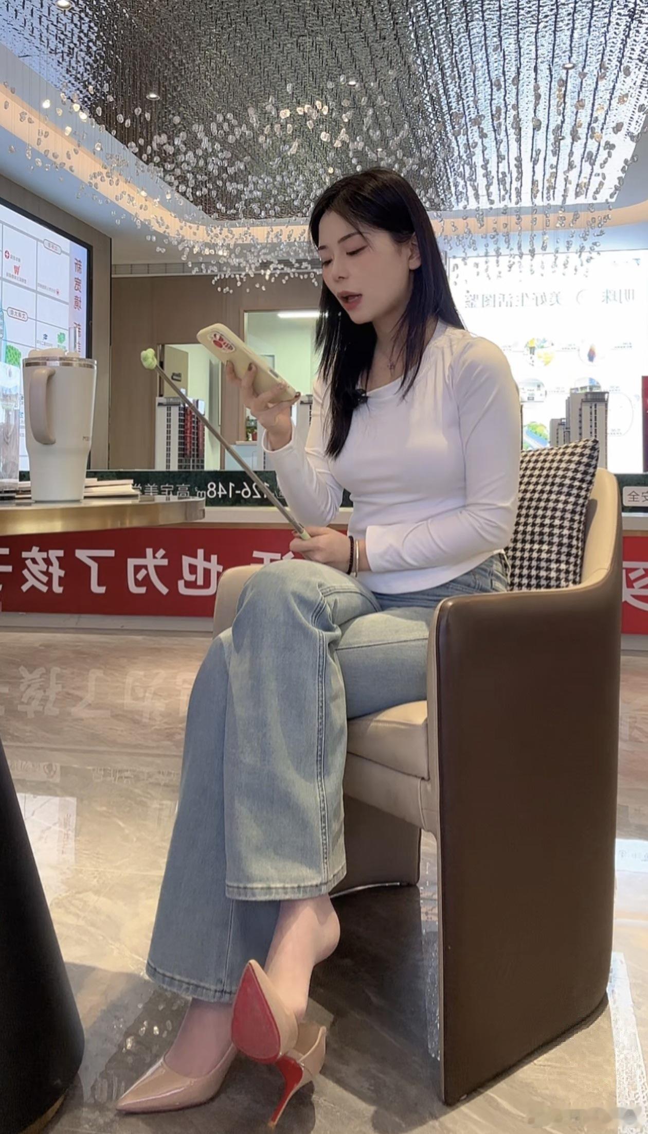 我就吃一口小姐姐的侧空高跟鞋👠👠 