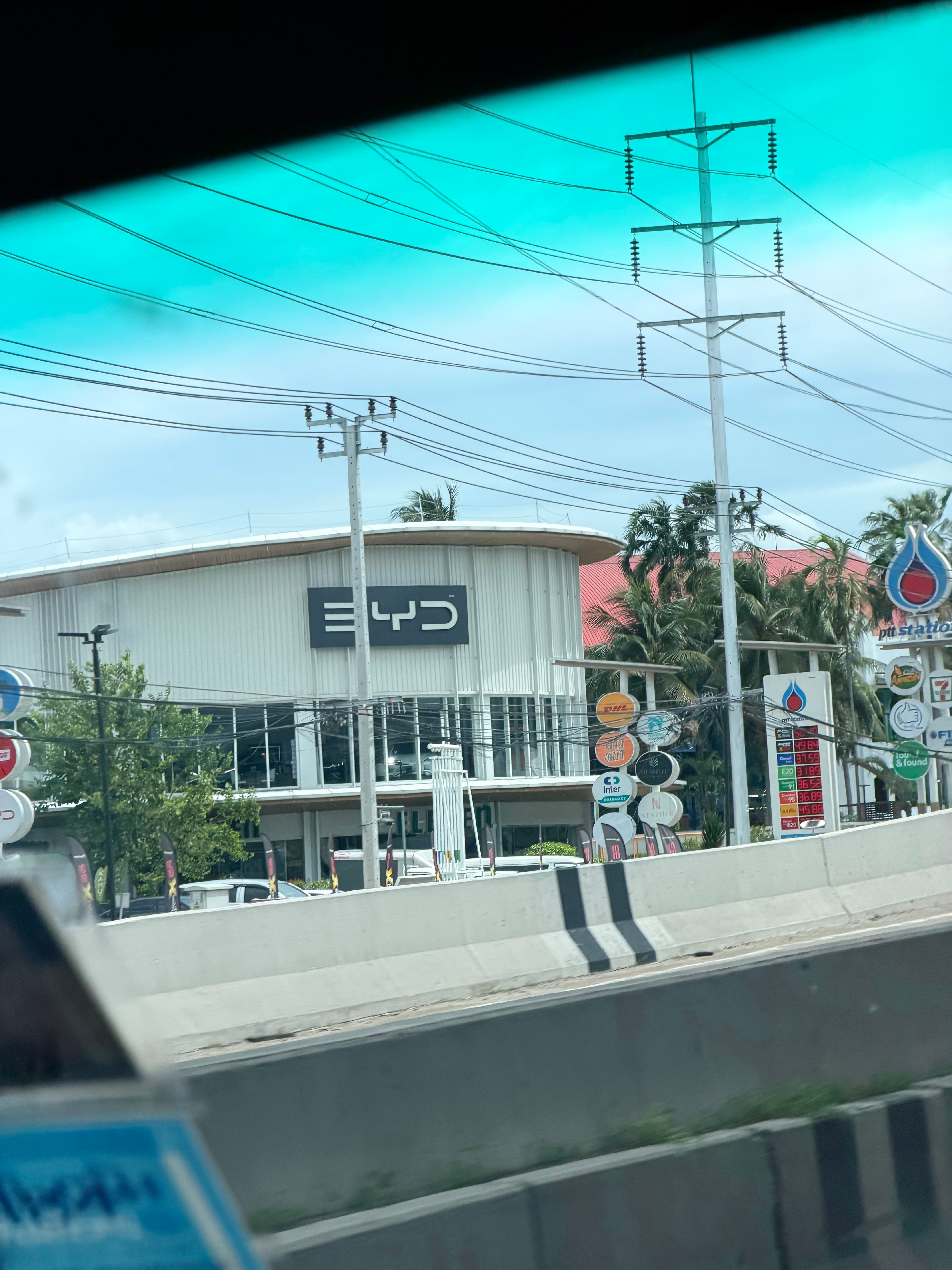 落地曼谷 遇到好大一家比亚迪比亚迪 泰国·曼谷
