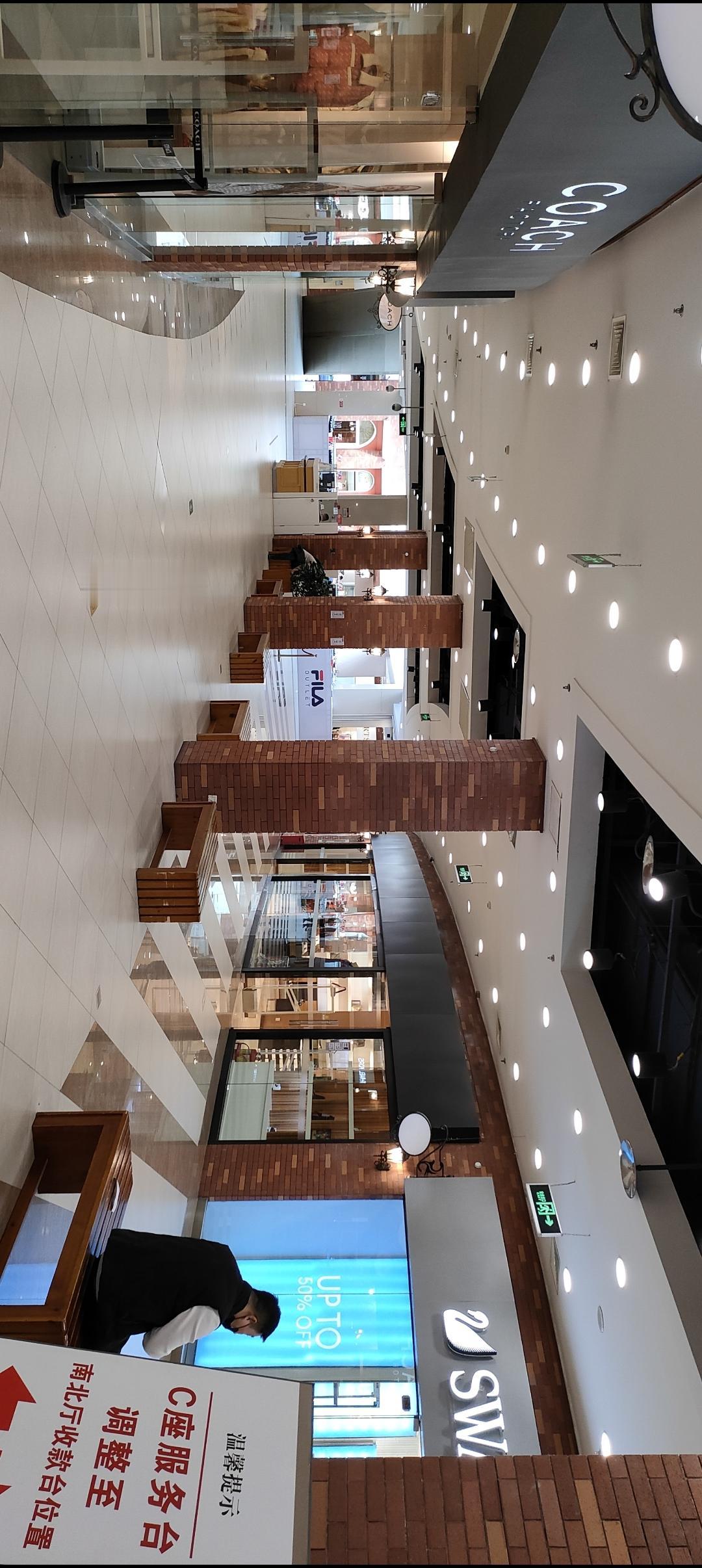 在繁华的购物中心，享受购物的乐趣！