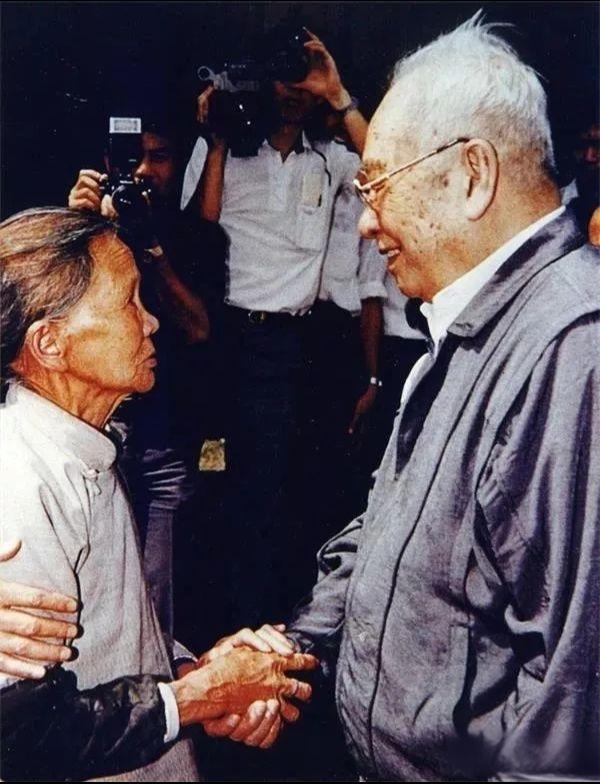 1983年10月，叶飞将军在家乡南安金淘侨乡考察，和当地父老乡亲亲切握手
