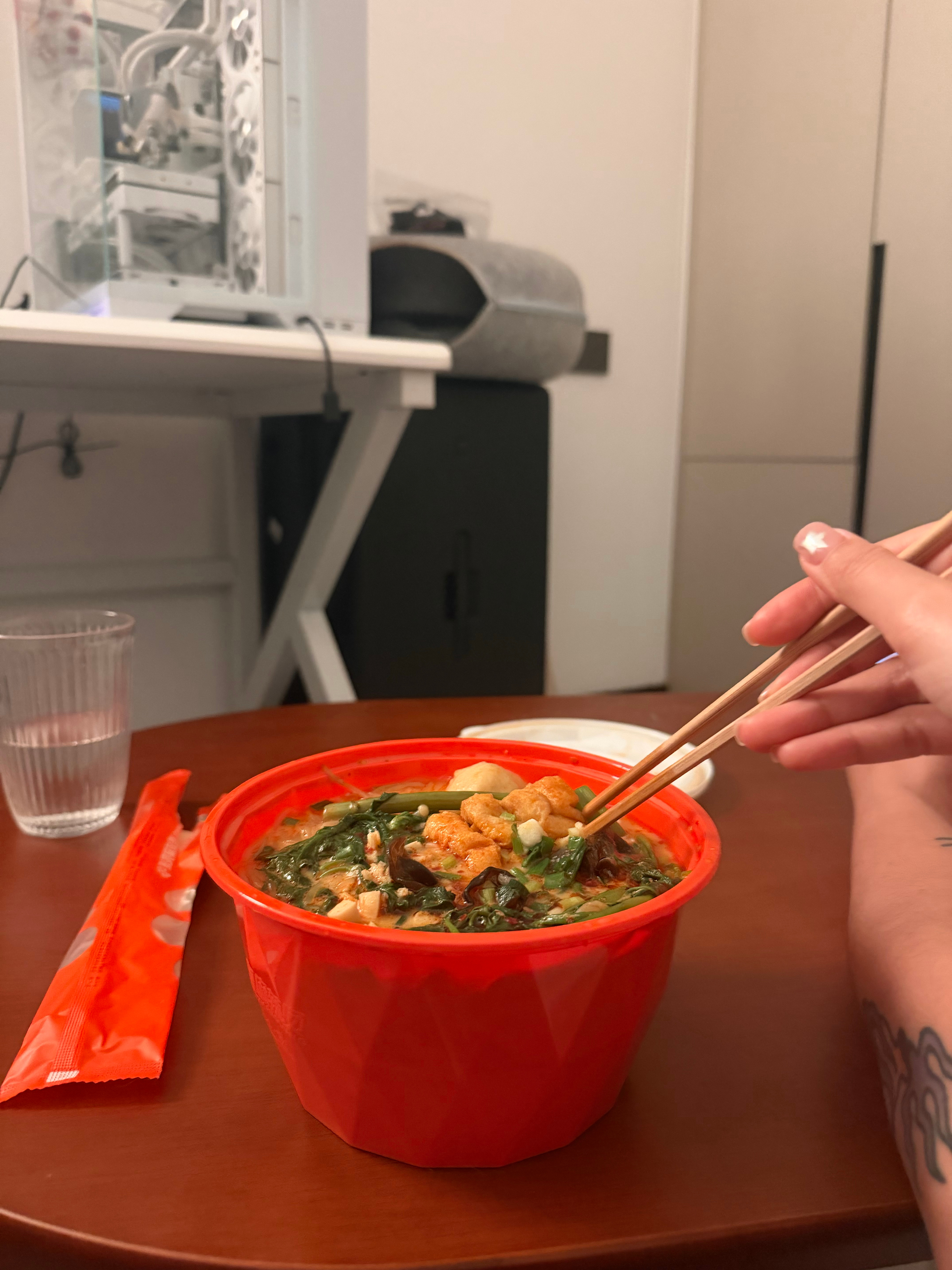 俩人饿得不行了爬起来偷偷在电竞房吃麻辣烫（因为我爸妈姐姐他们都睡着了） 