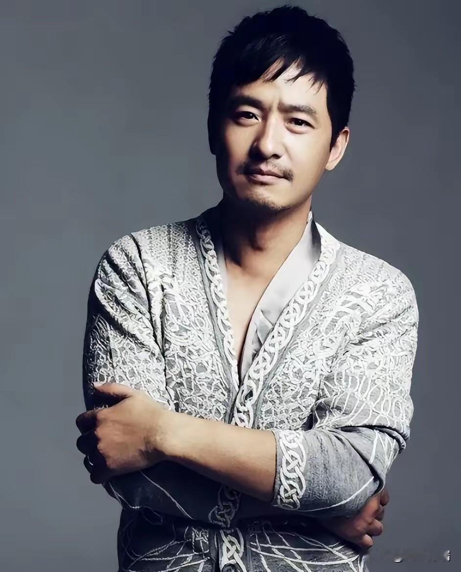 演员郭晓东回忆北电往事，班主任崔新琴定死规矩：全班女生接广告必须带上他，否则一个