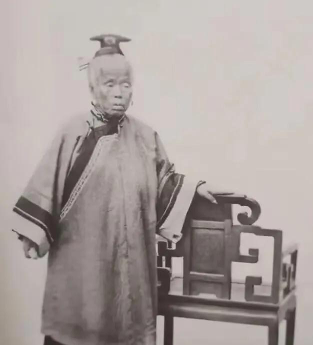 1868年 ，45岁的 李鸿章 看到母亲露在轿帘外的脚，忙低声说：“娘，你把脚往