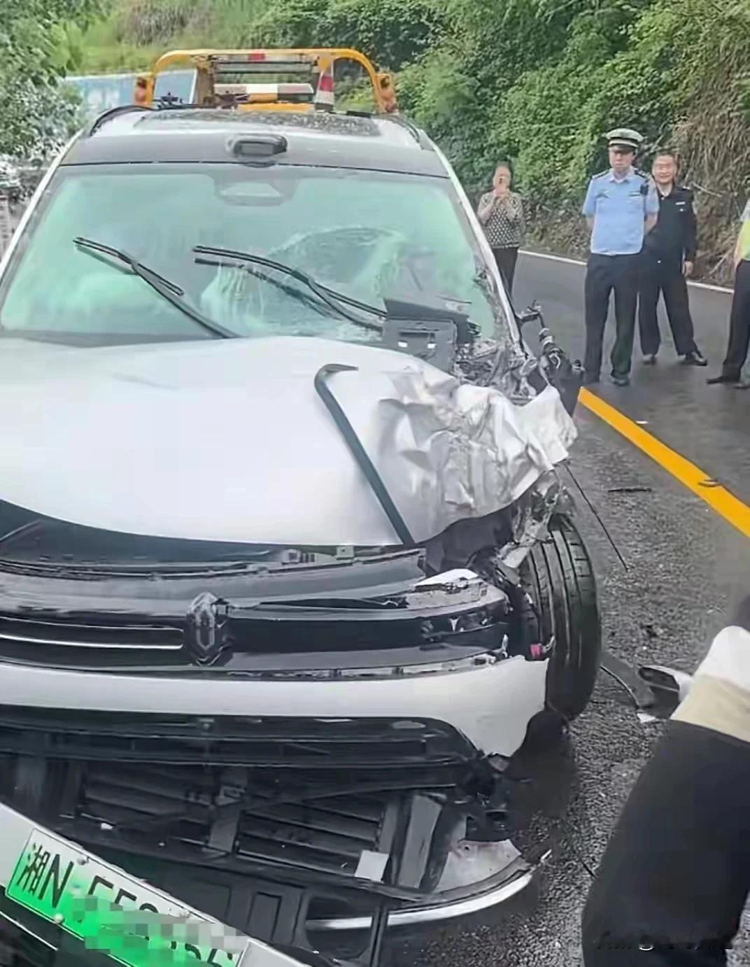 快来看，问界M7又出事故！
这次出事故的是智架版，问界M7气囊弹出，门把手正常弹