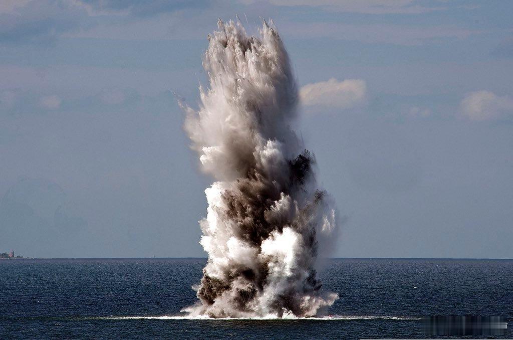 兄弟们，伊朗为什么要求商船按照他公布的路线穿越霍尔木兹海峡？因为伊朗在海峡部署了