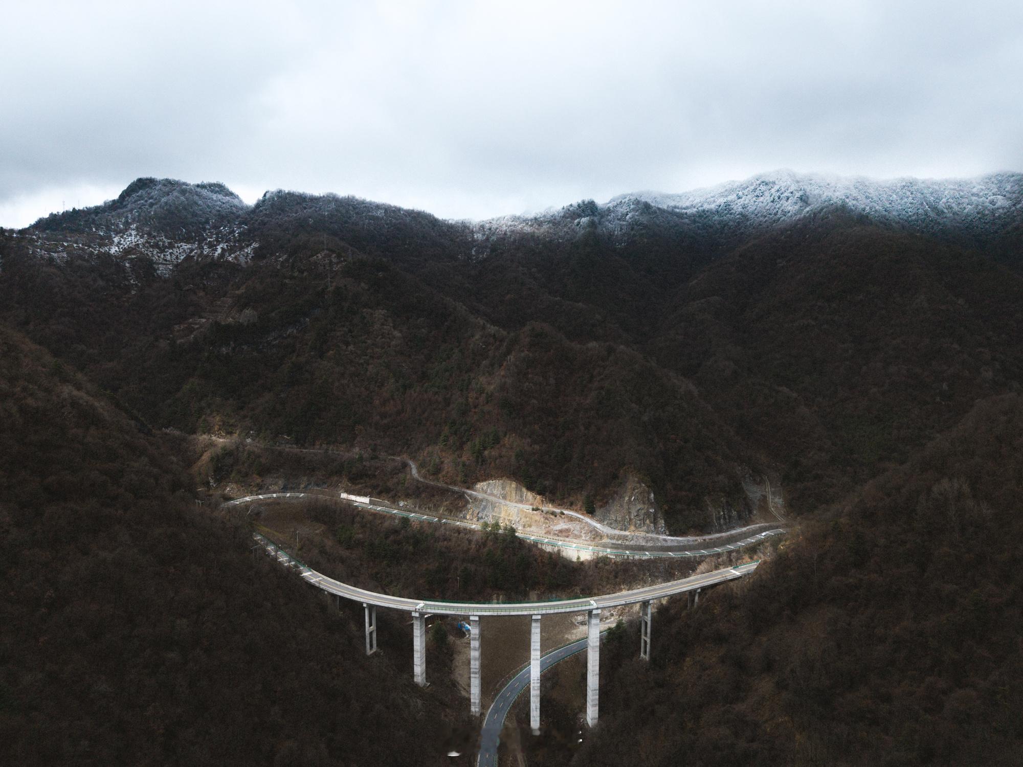 「回味 · 秦岭瞎飞瞎拍」🍃🌧️🚶  vol.3燃烧小小的梦，不怕赤脚追风