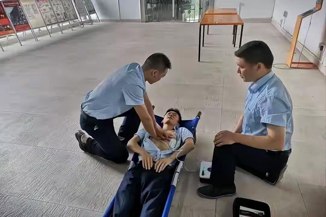 如果在家突发心梗，黄金5分钟自救法，尽早了解，关键时刻可自救

如果在家突然遭遇