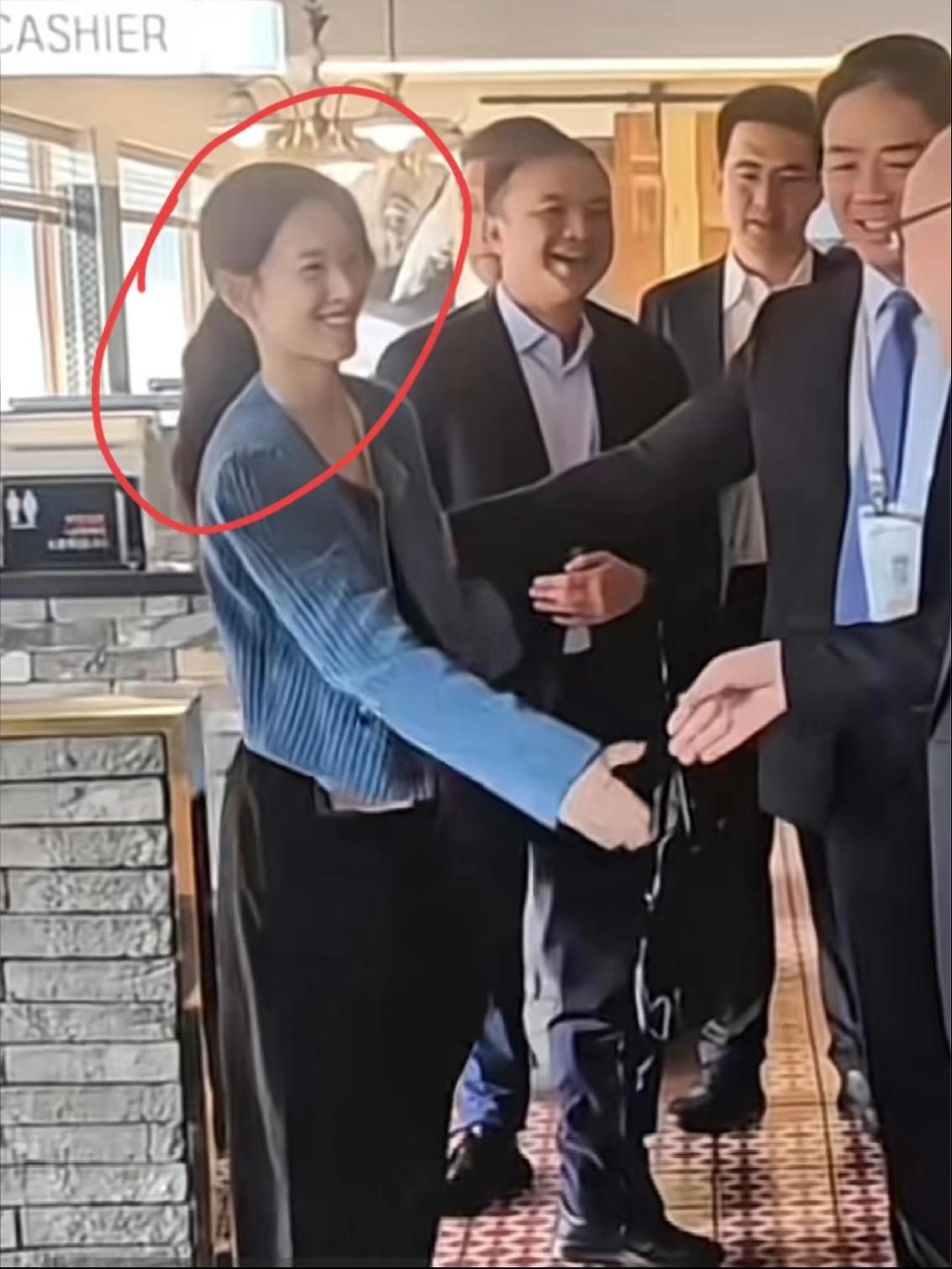 这一夜，

奶茶妹妹躲在被窝里笑出了声。

因为她的男人东哥，用一条朋友圈，为北