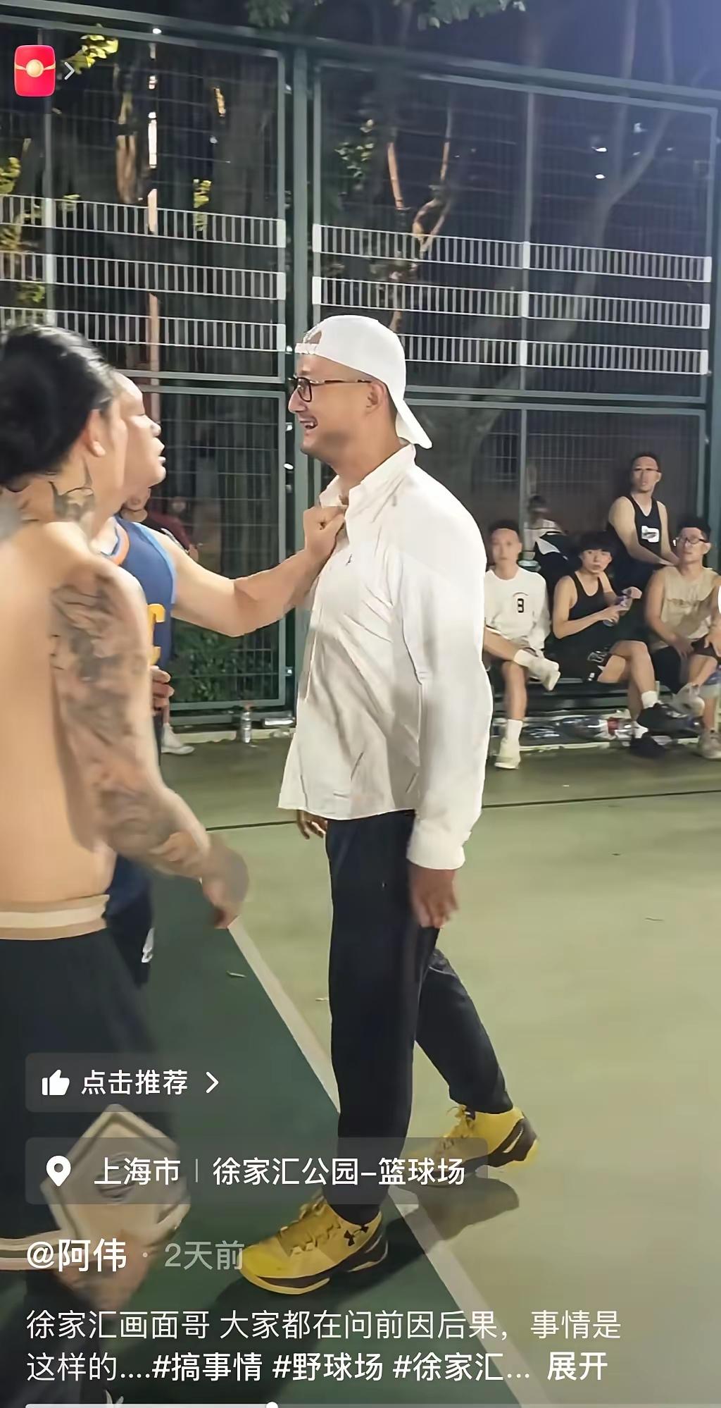 光头男拿张纸就敢霸占球场？那天徐家汇篮球场热得冒烟，三十多度，一群年轻人刚想打球