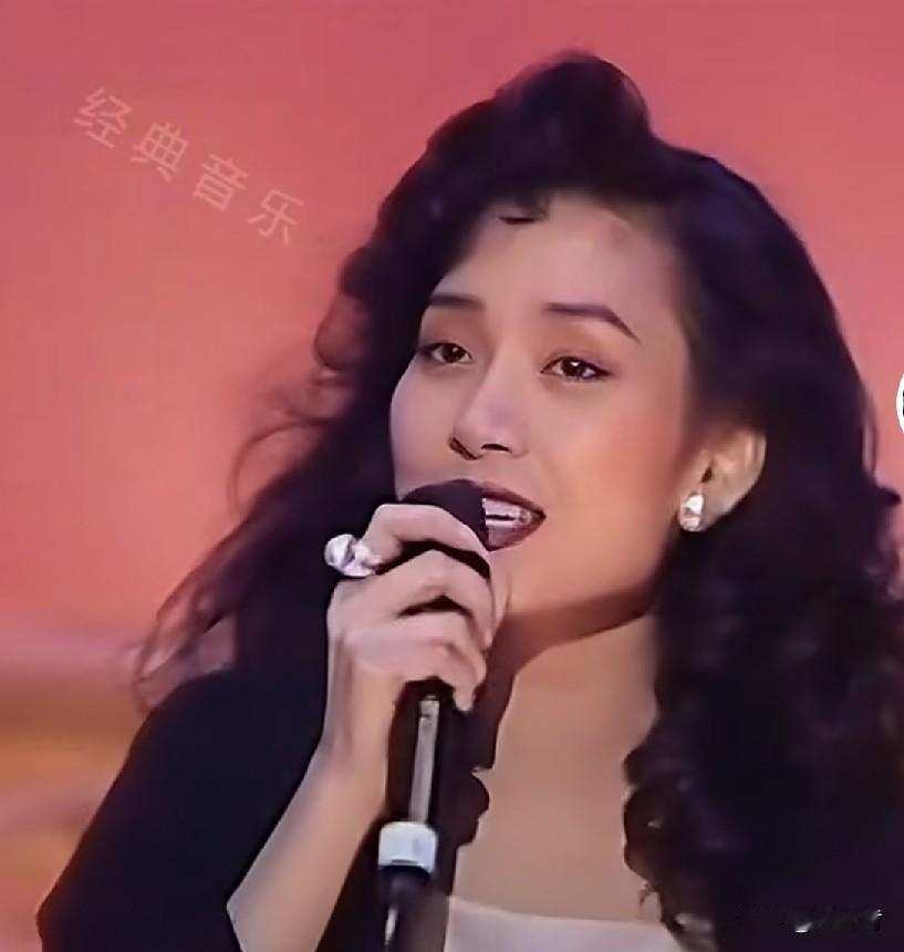 邝美云，1962年生于香港，祖籍广东珠海，著名歌星和演员，人美三观正。1982年