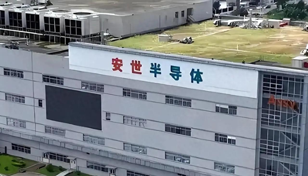 面对中国的强势反制，荷兰大臣：出乎意料，措手不及。
 
9月底，荷兰突然出手，拿