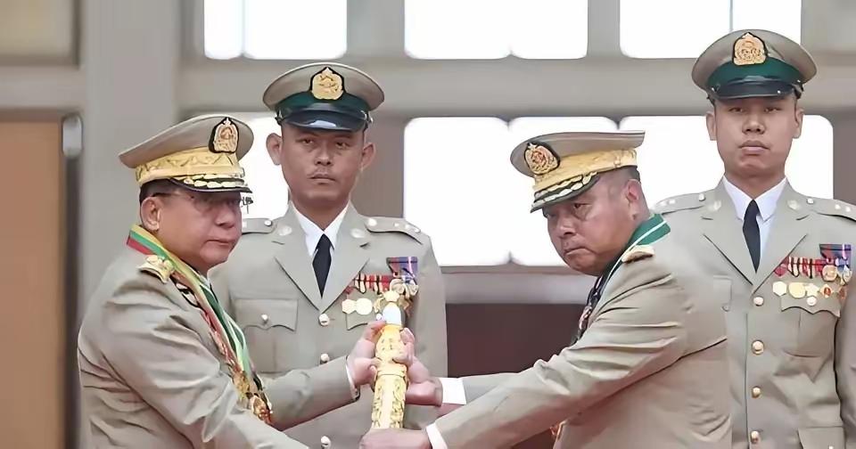 缅甸这局棋，越看越糊涂！
 
敏昂莱攥着实权十五年，如今总算把总司令的帅印交出去