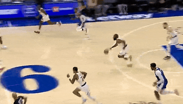 就打你！哈登骑着老队友达成里程碑！
在今天NBA常规赛快船对阵费城的第一节比赛中