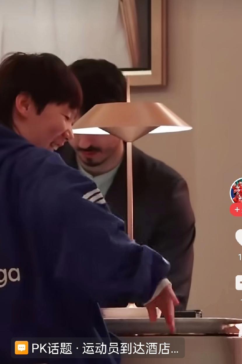 曼昱和陈熠走进酒店，来到服务台，东瞧瞧，西瞧瞧，没有一个翻译。
     陈熠在