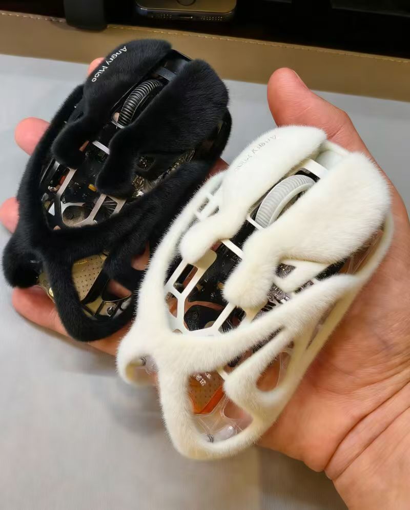 擦，我们用户太 NB 了。。。品牌反过来要找客户定制买鼠标。。。没谁了。我们搞个