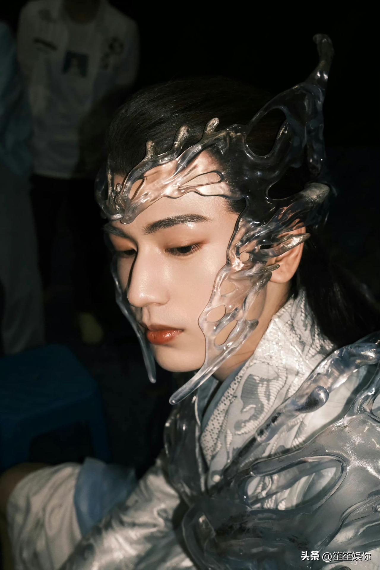 能让人花痴的颜值，是艺人的敲门砖，却不是通行证。张凌赫的帅气适配快餐式审美，如同