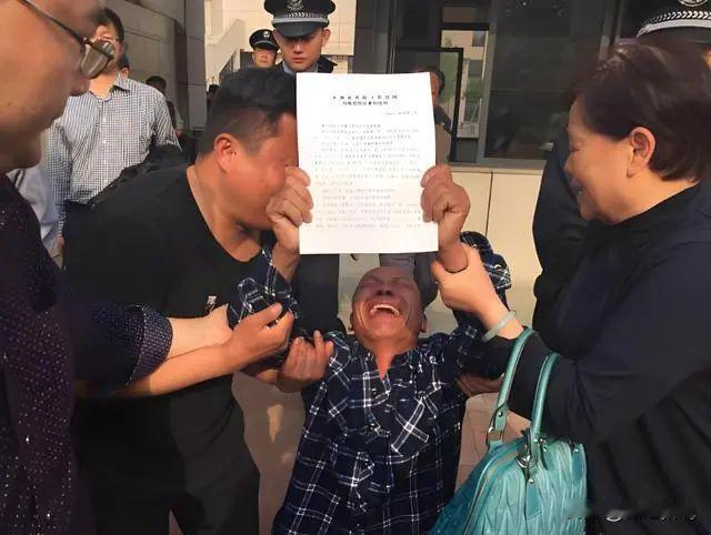 [太阳]1996年，5名年轻小伙含冤入狱，在牢中度过了21年的时光，其中两位甚至
