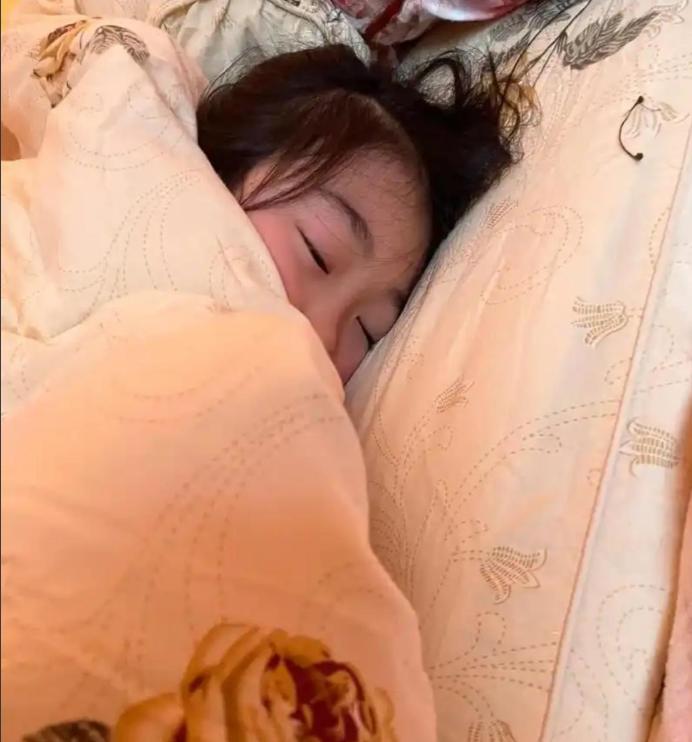 高考结束，天津一个女孩回到家，倒头就睡，整整睡了一天一夜。起初大家都以为，孩子只