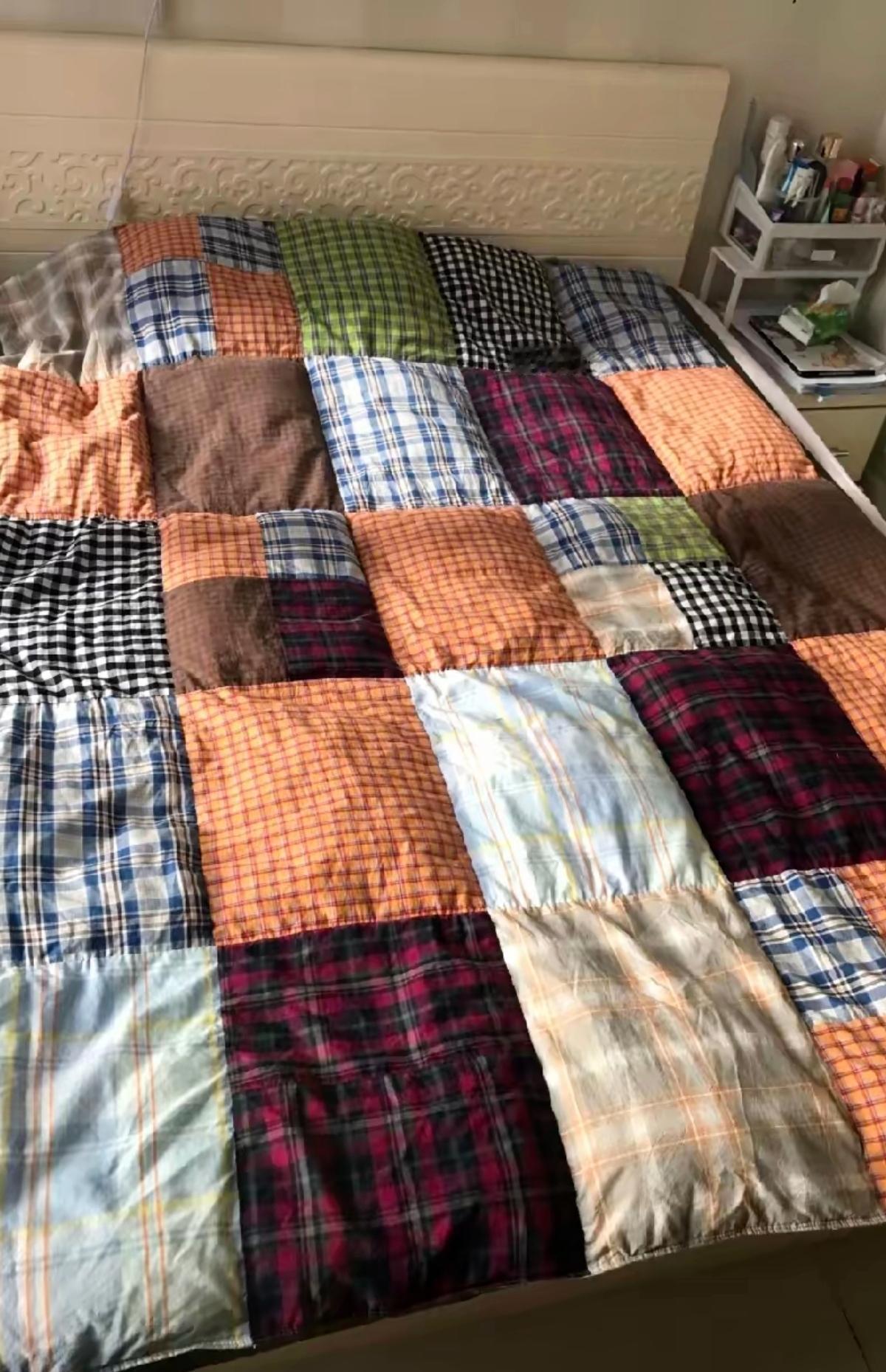 这是婆婆特意给儿媳亲手做了一床棉被！打开瞬间愣了，那花色虽说颜值不高，看着又土又