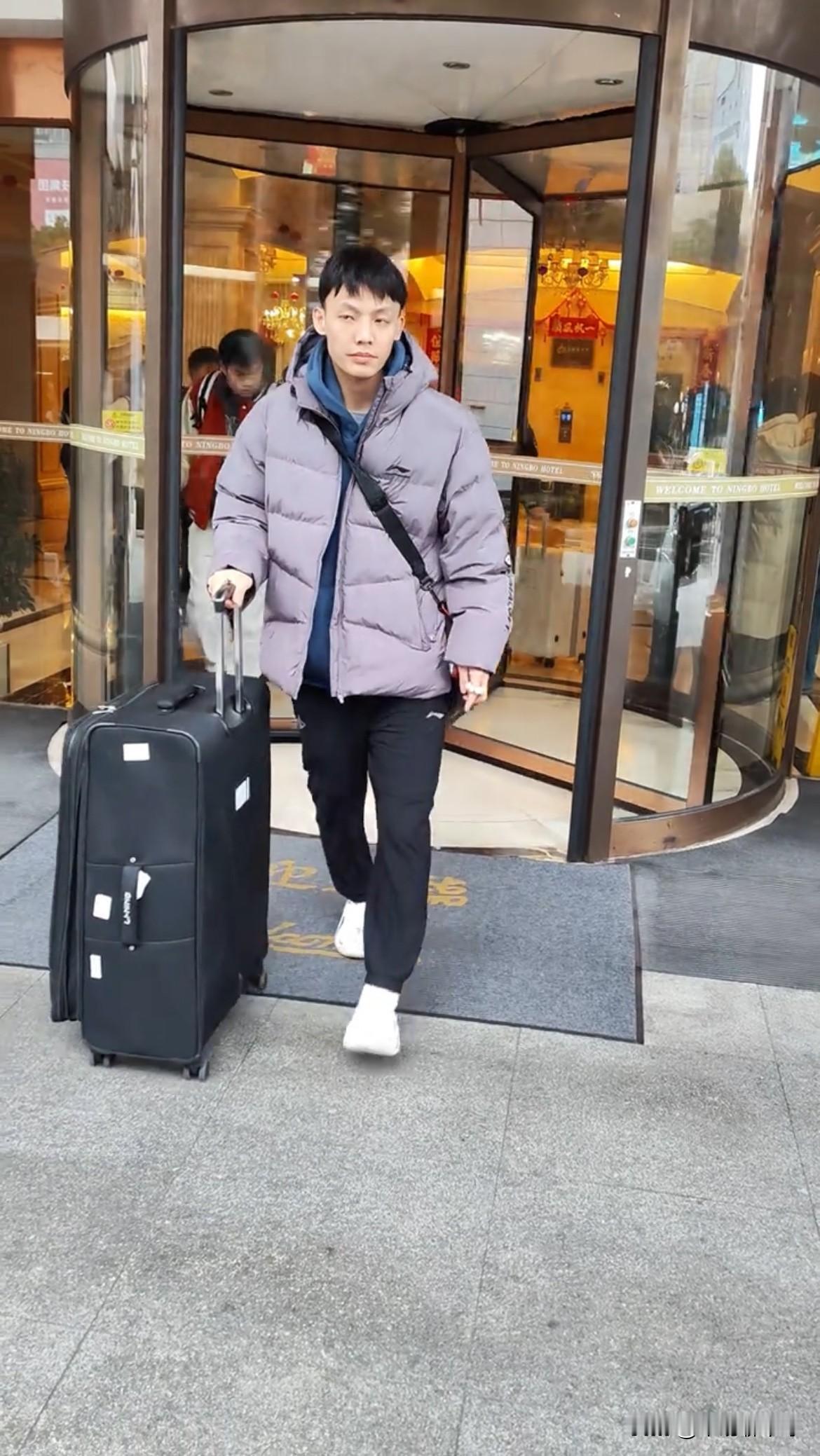 徐杰受伤最新消息
2月1日，广东男篮客场挑战宁波男篮，比赛进行到第二节的时候，徐