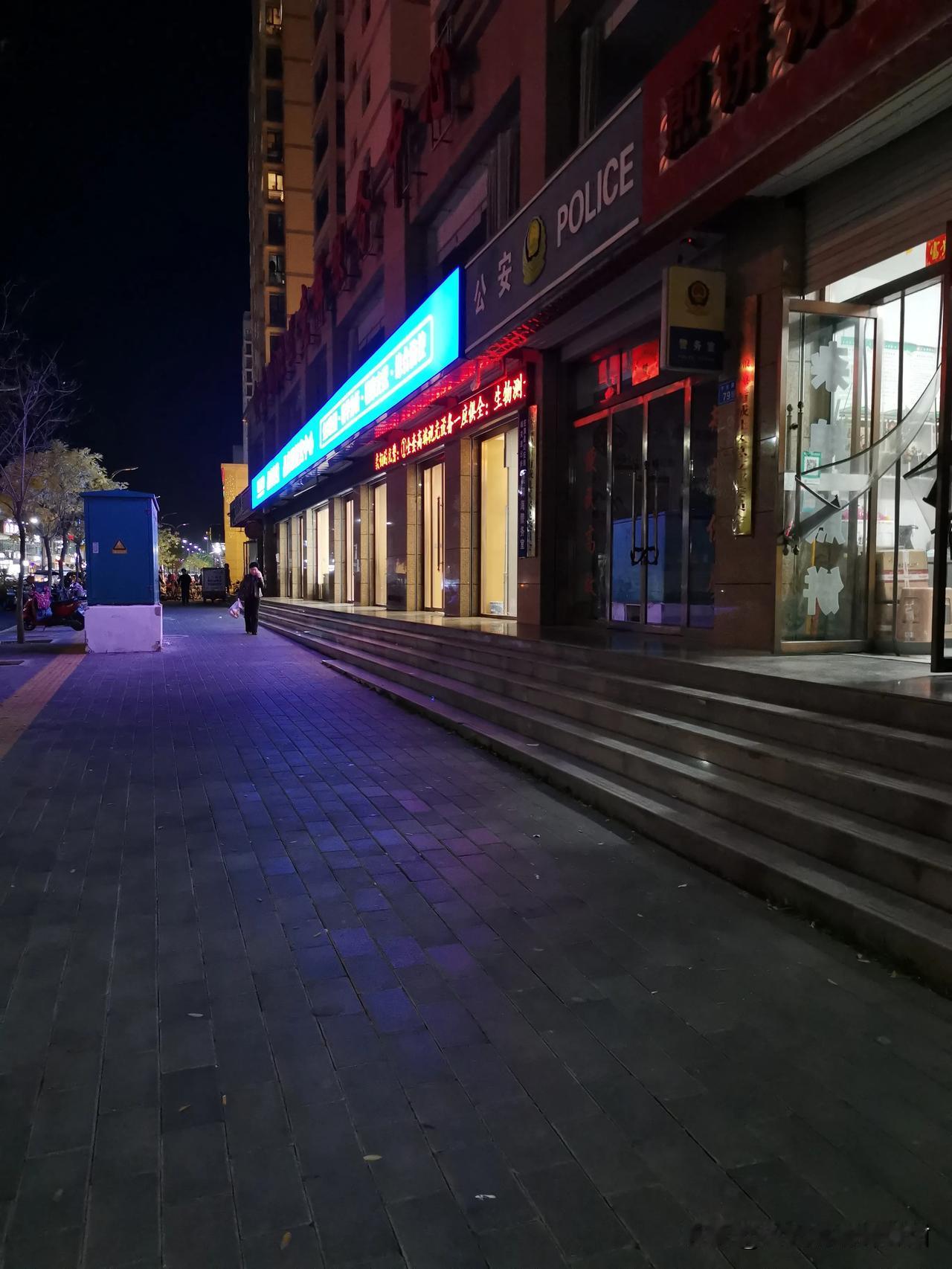 小区底下的一家店铺十年时间频繁易主：先是一家火锅店，接着是一家美食店，后来又是火