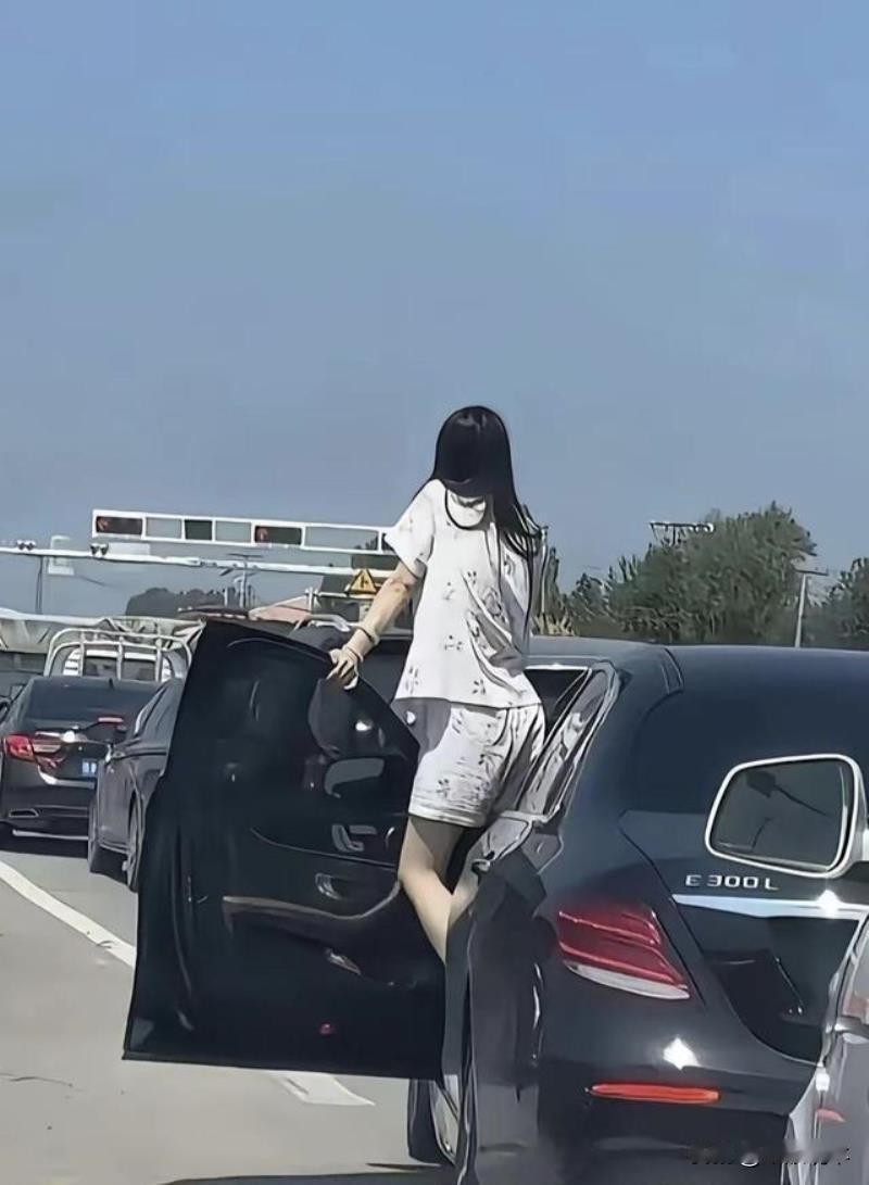 看到那姑娘单手扛桶装水的视频，突然想起大学室友一个人扛着饮水机爬六楼的壮举。当时