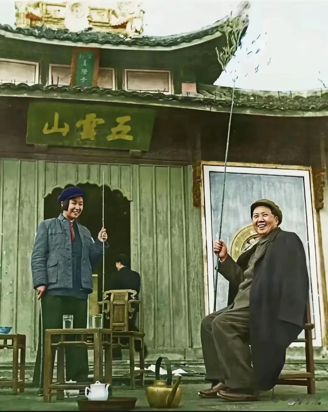 1954年1月29日，杭州五云山。

 父亲带女儿出去游玩，连续2个小时不歇脚，