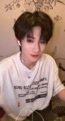 余宇涵突袭直播 谁懂这种惊喜感！刷着刷着就看到余宇涵突袭直播，状态好到让人移不开