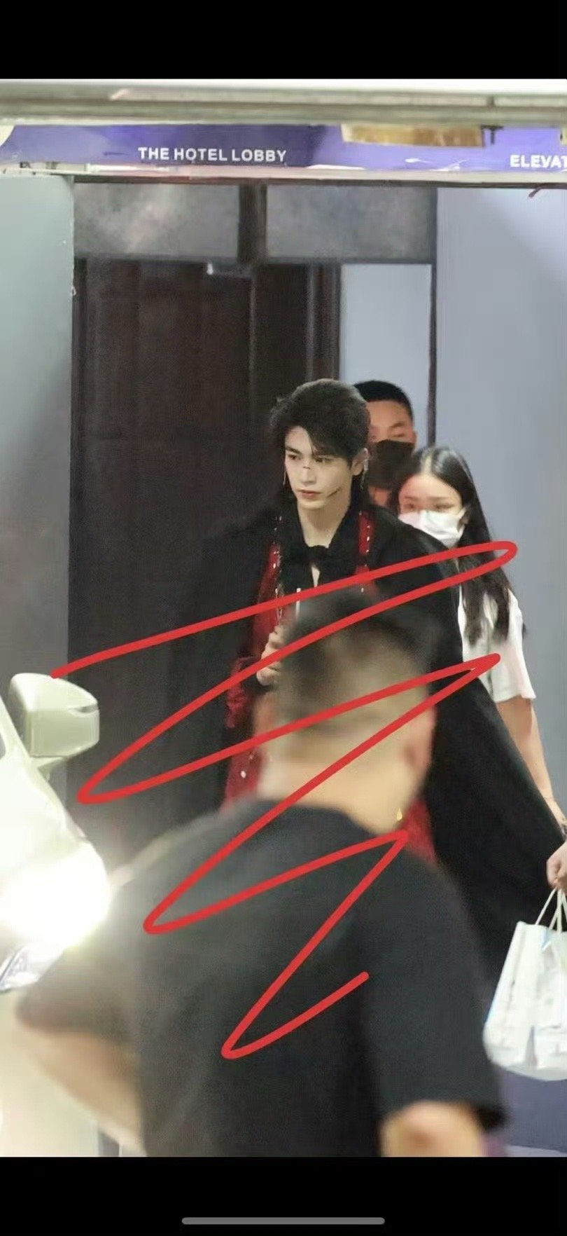 张凌赫红衣战损 张凌赫红衣战损造型也太绝了吧！红色衣衫勾勒出完美身形，战损妆让他