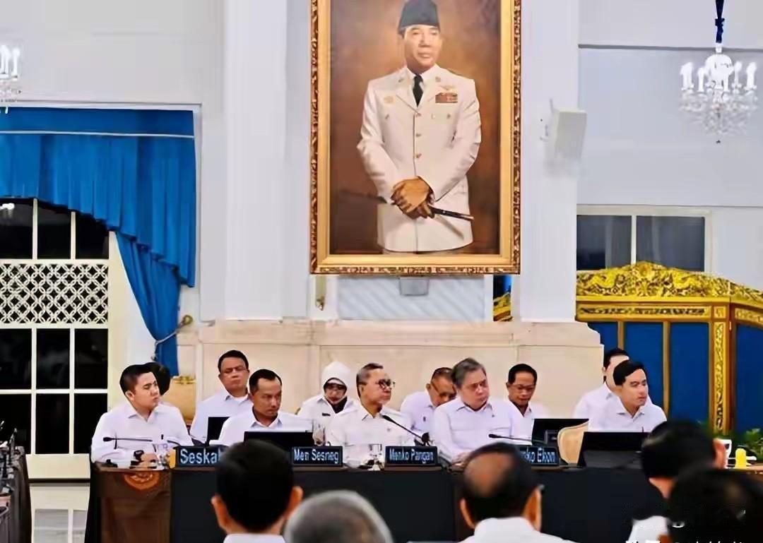 普拉博沃做事风格与马科斯真是如出一辙，老马科斯被菲律宾人民推翻，贪污数百亿后，现