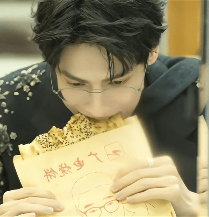 好饿……都怪罗云熙在我首页一直吃饼，还吃那么香，还那么好看( '́⌣'̀)/(˘