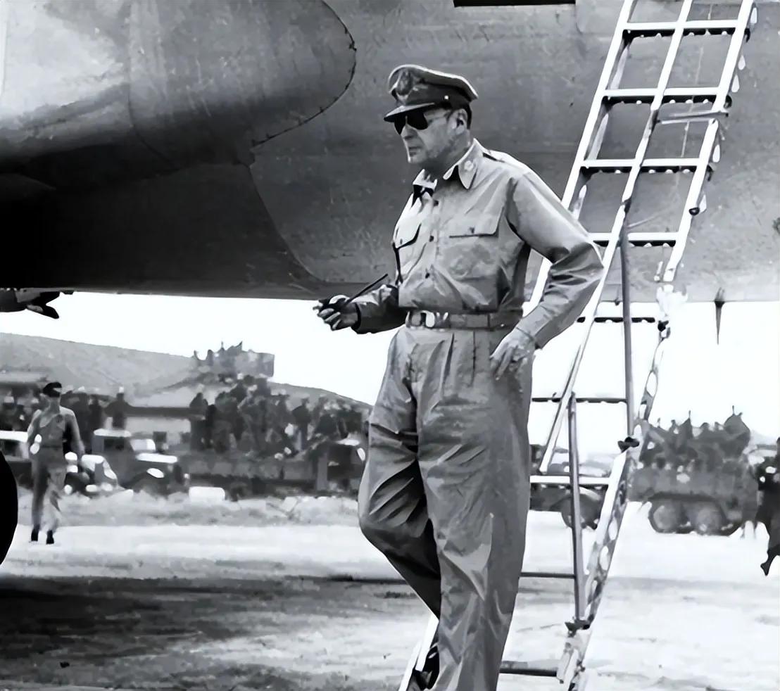 1962年，当时已经82岁的麦克阿瑟惊闻印度跟中国开战了，赶紧写了一篇文章，言辞